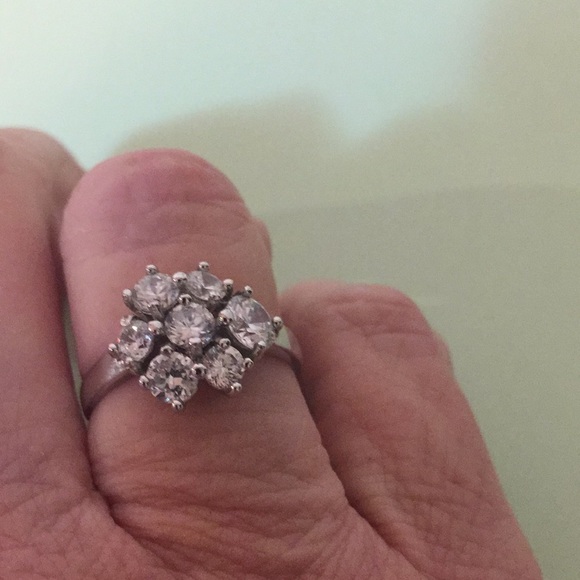 Beautiful ring, costume jewelry, size 7 1/2 - Picture 6 of 7
